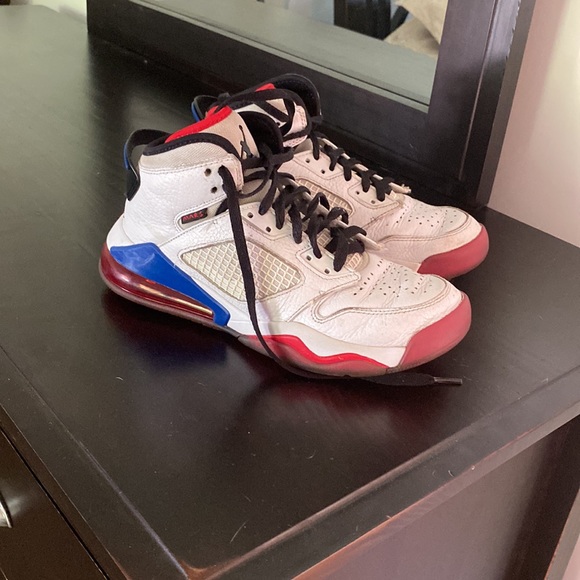 Air Jordan mars 270 university red size six youth used - Picture 2 of 5